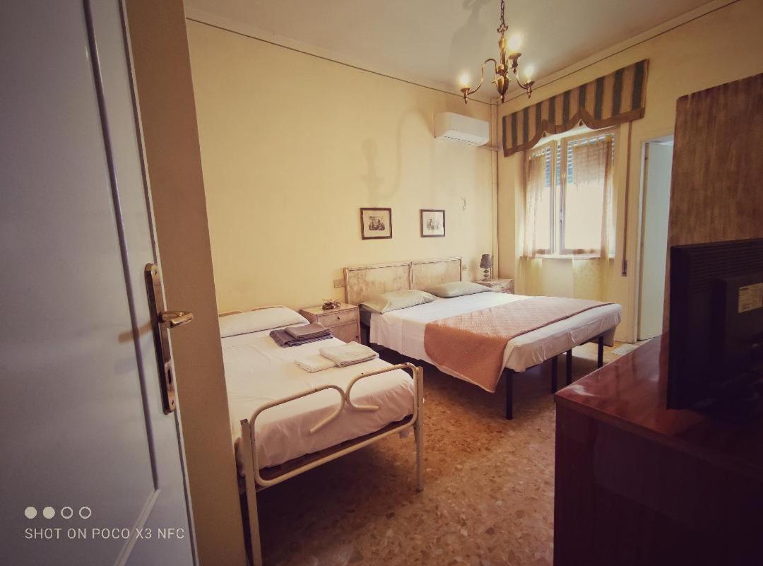 Hotel Delhy Viareggio Buitenkant foto